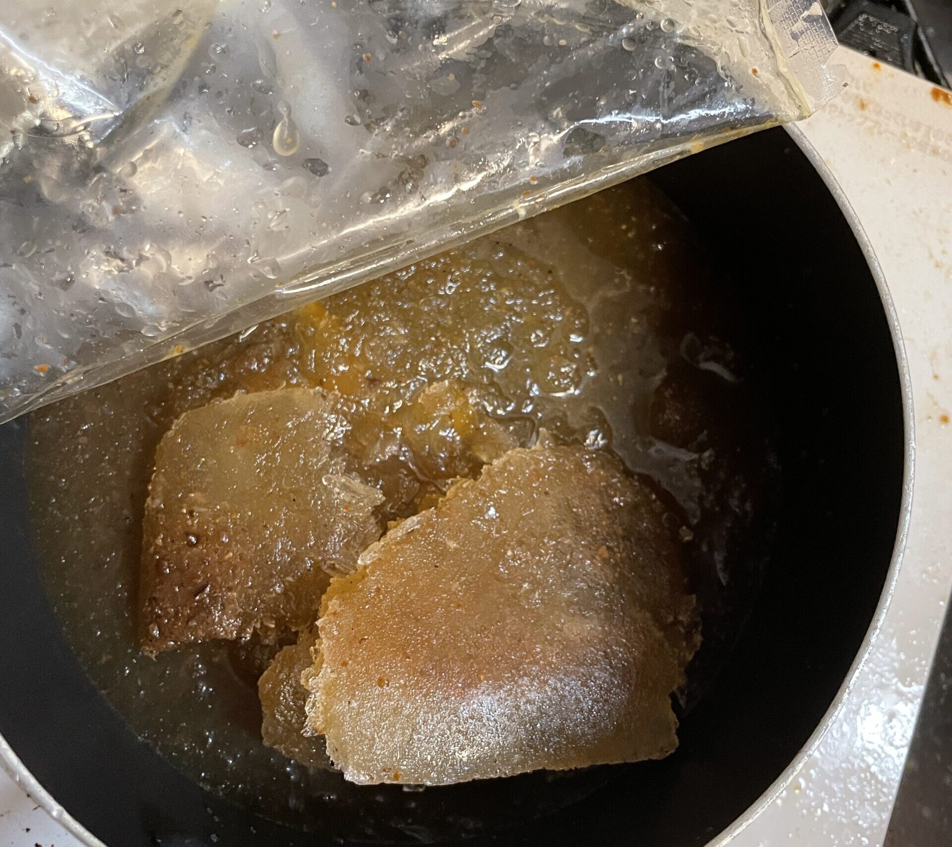 溶かしている鍋