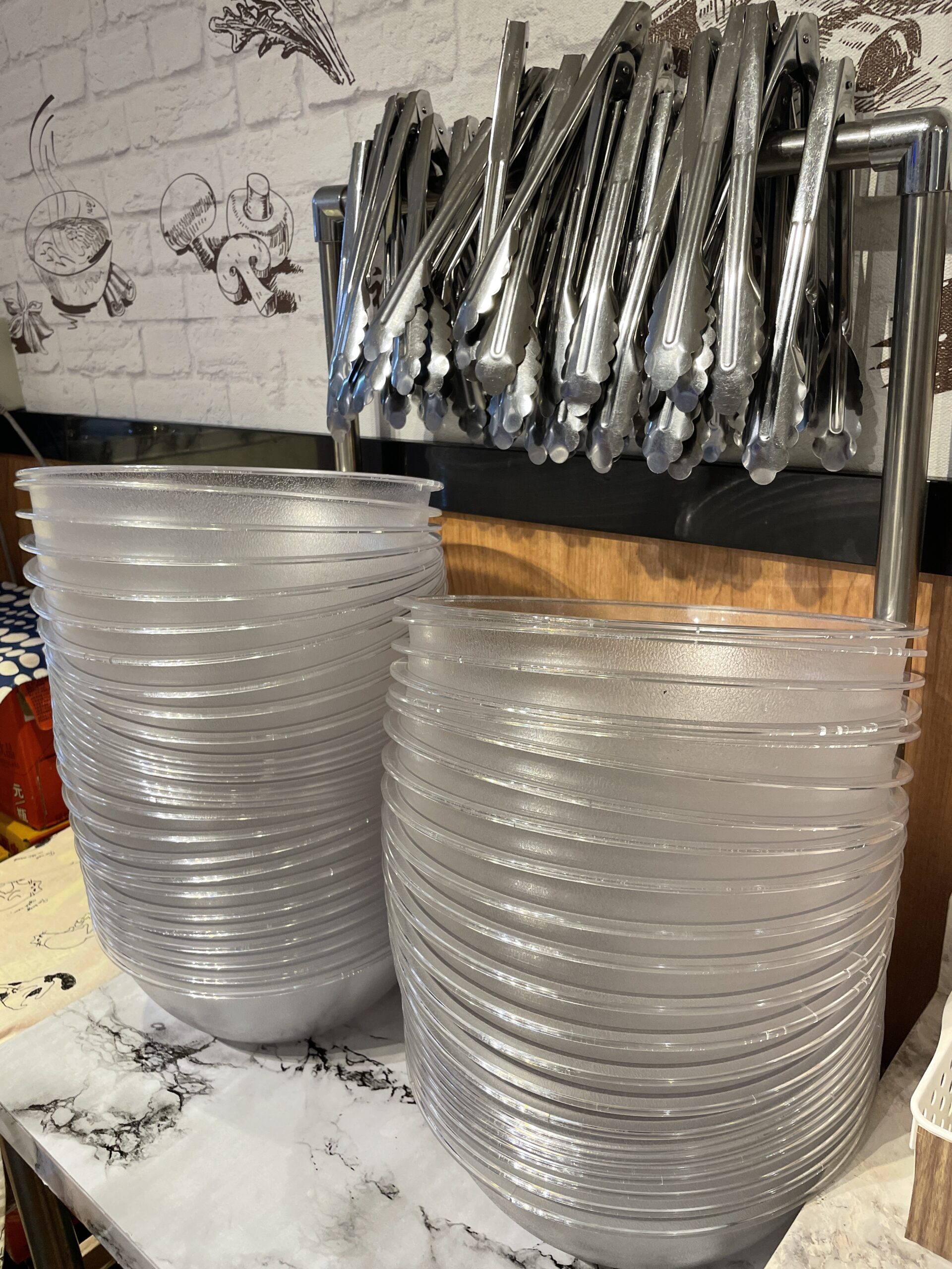 ボウルとトングの写真