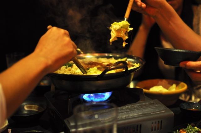 みんなで鍋をつつく
