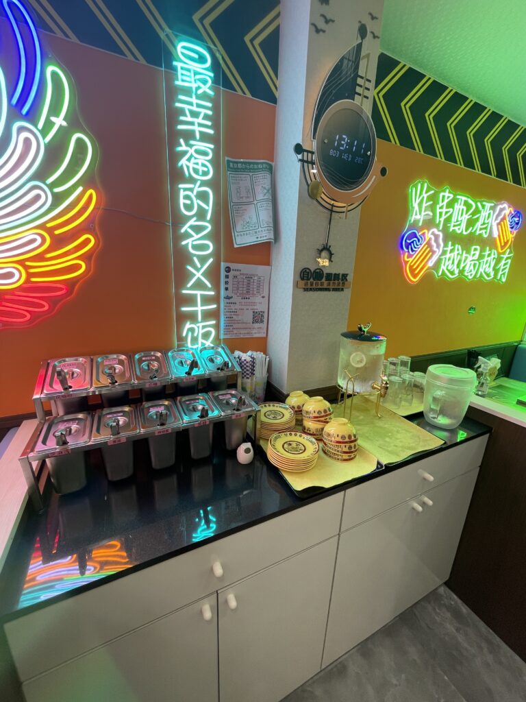 店内中央のお水と調味料