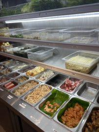 冷蔵庫ショーケースに食材や麺が入っている